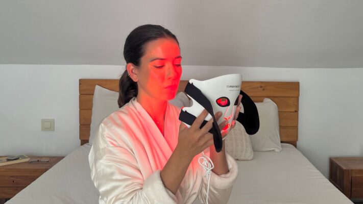 Carmen Bauzá con la Máscara LED Facial de Luz Roja Serie 2 de CurrentBody