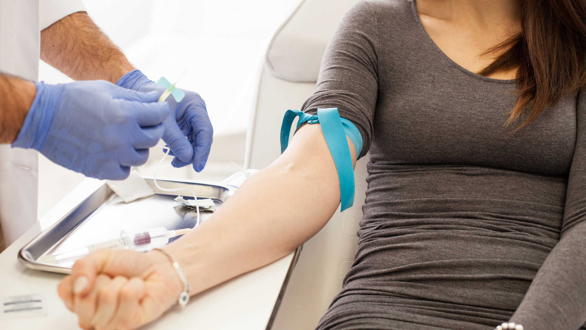 Extracción de sangre del brazo para preparar plasma rico en plaquetas facial